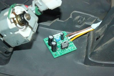 La source d'alimentation réglable est installée derrière le tableau de bord du côté du conducteur